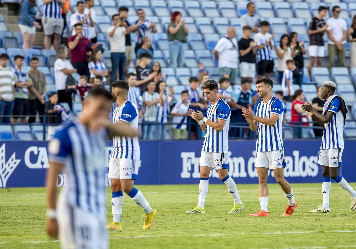 Los jugadores del Decano aplaudiendo a la grada después del pitido final