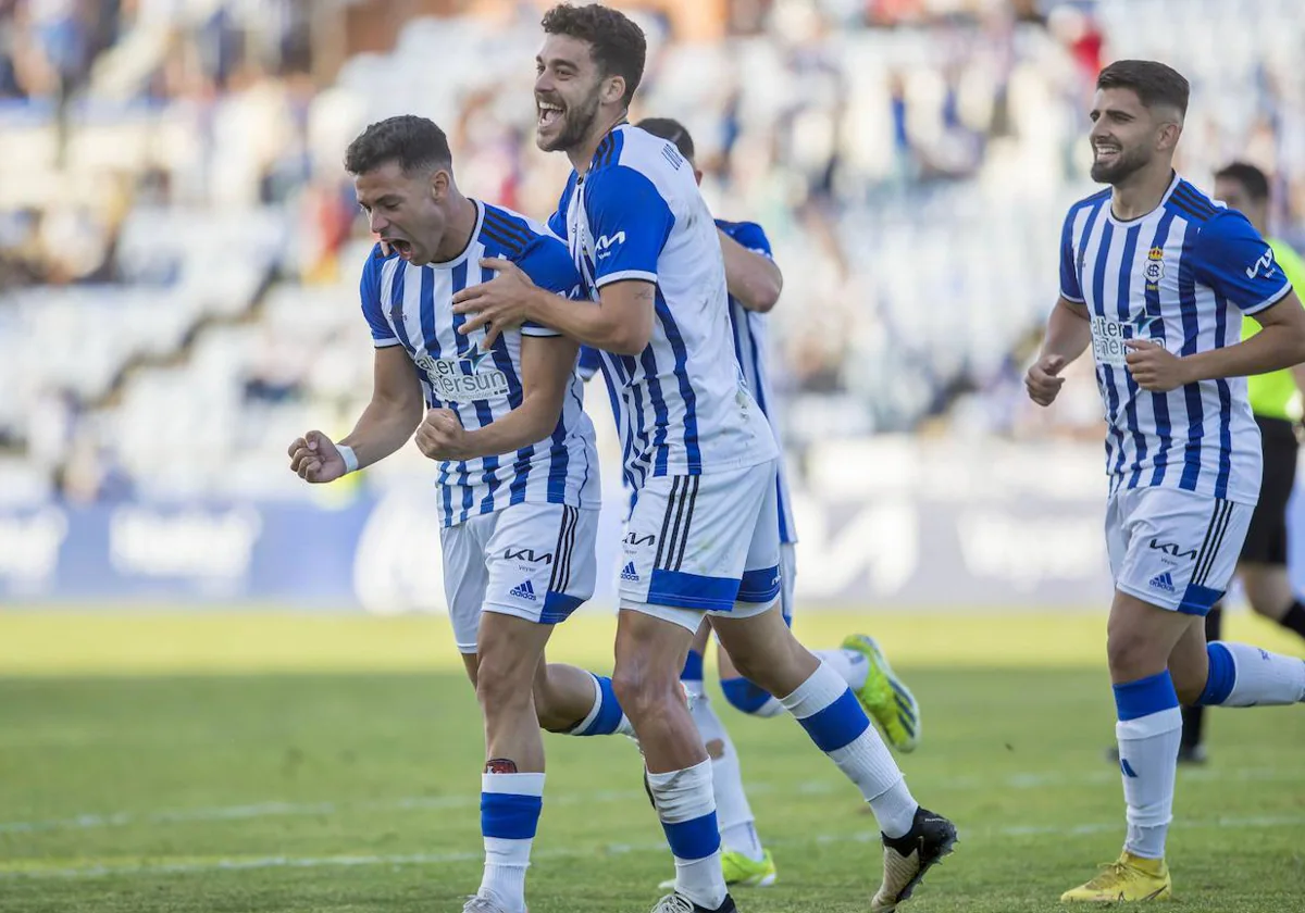 Álvaro Bustos celebrando junto a Luis Alcalde y Manu Galán el gol del triunfo frente al Ibiza