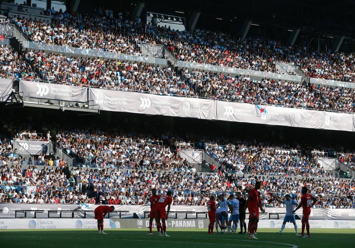 Un momento del partido entre Galicia y Panamá, amistoso disputado en le estadio de Balaídos