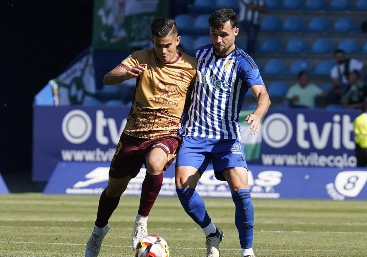 Duelo de dos jugadores del Córdoba y la Ponferradina