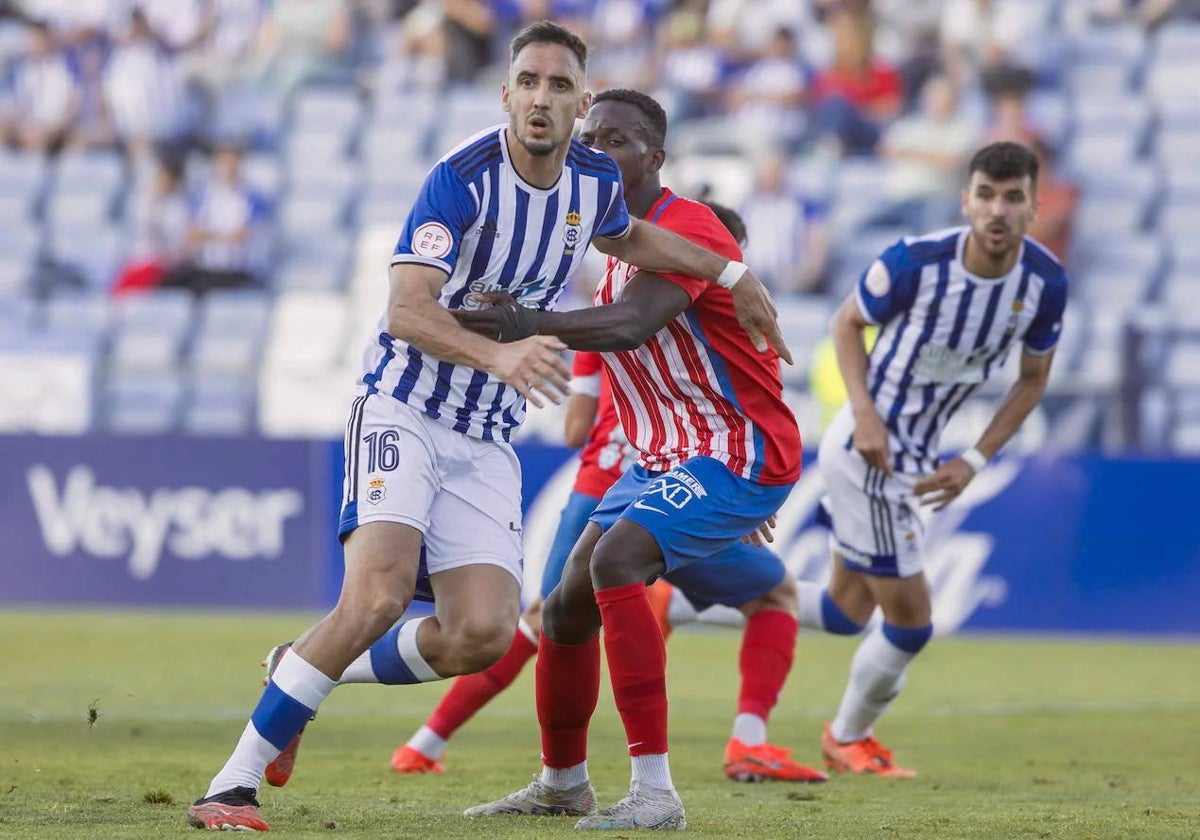 Pablo Caballero en una acción de ataque del Recreativo en su triunfo frente al Algeciras