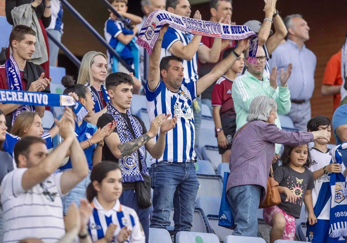 Aficionados del Recreativo animando a sus jugadores en el último partido de liga contra el Ibiza