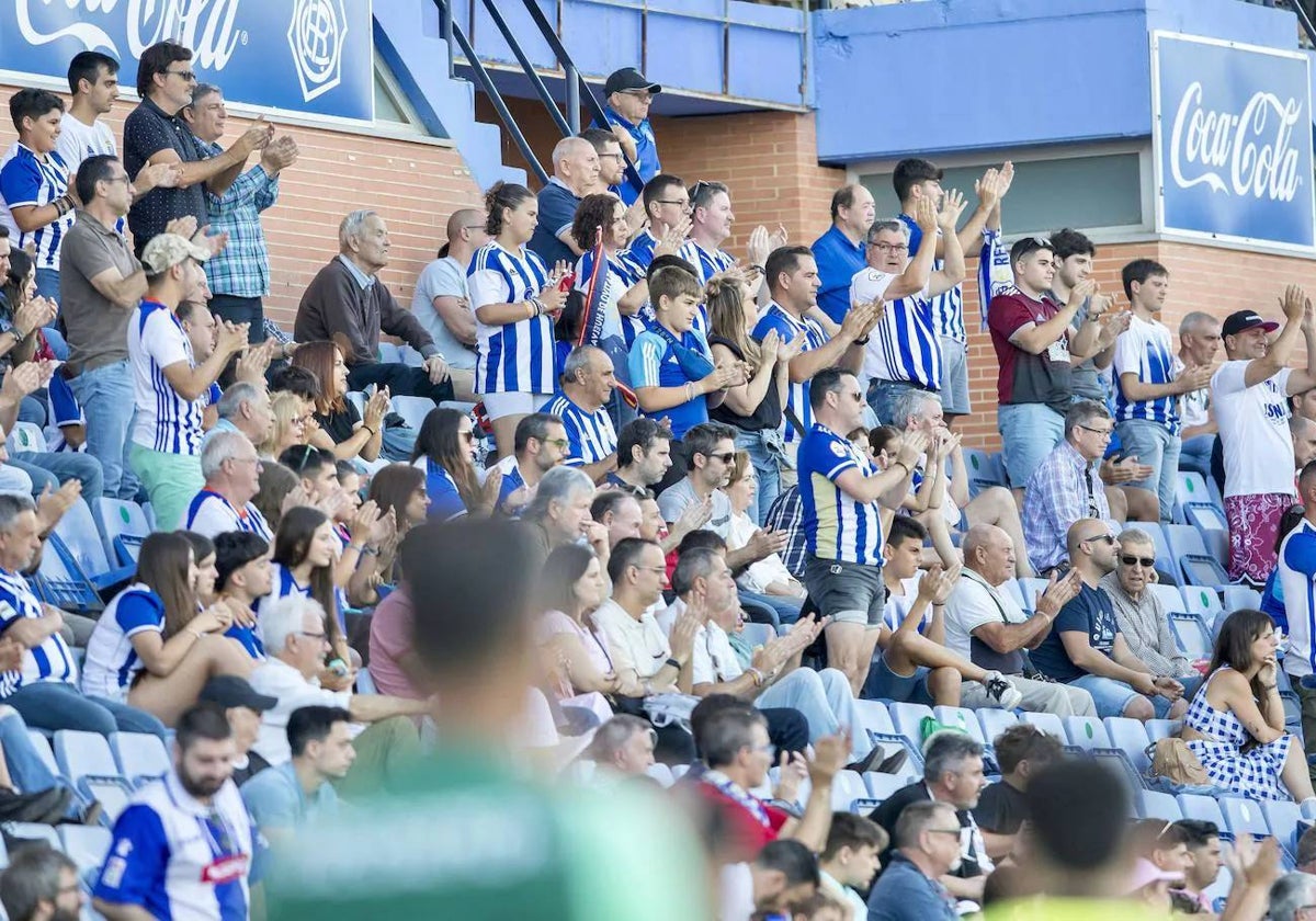 Aficionados del Recreativo en la grada durante el último partido liguero en Huelva frente al Ibiza