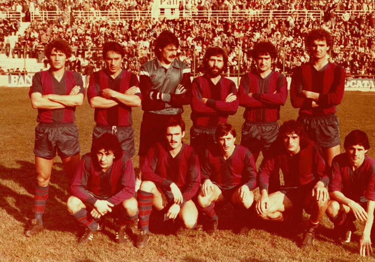 Agustín Banús, primero por la izquierda de pie en un partido con el Levante