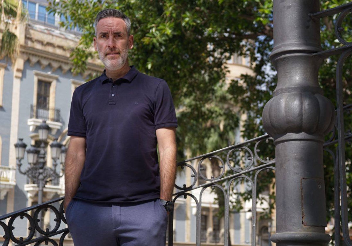 Abel Gómez, el técnico del Recreativo de Huelva, en la Plaza de las Monjas