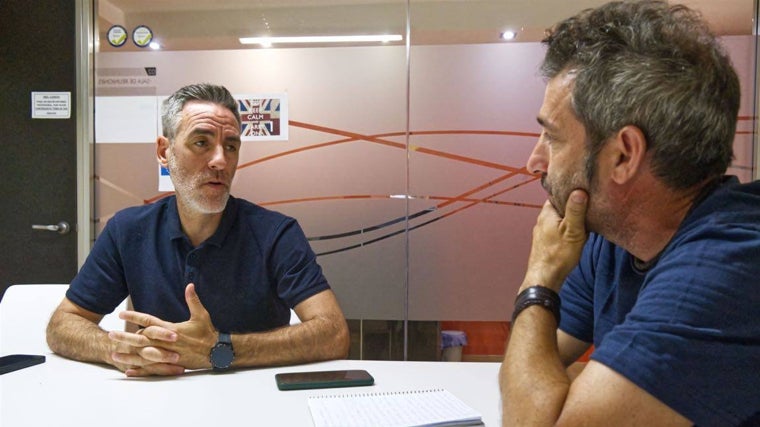 Abel Gómez durante la entrevista en la redacción de Huelva24.com