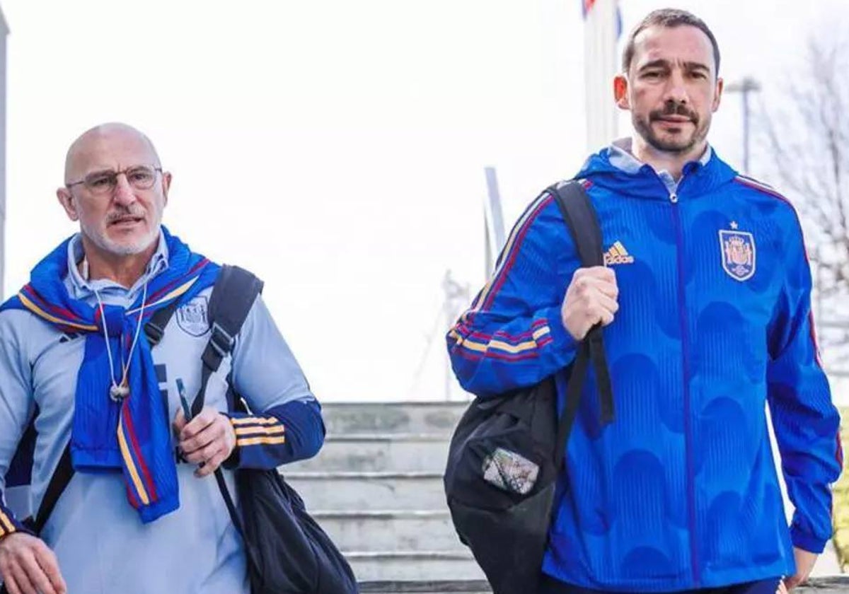 Pablo Amo junto a Luis de la Fuente en una concentración de la Selección Española