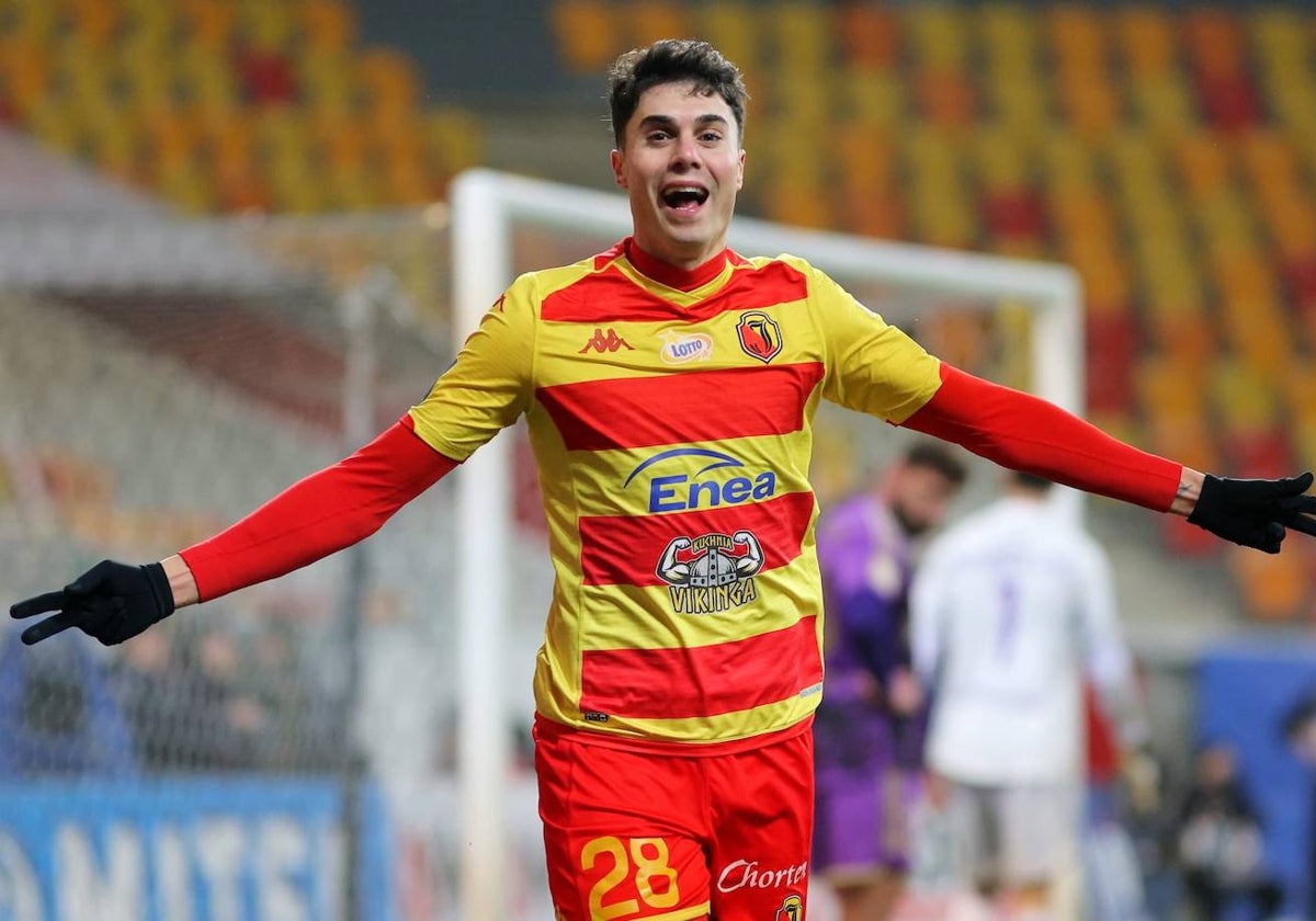 José Naranjo celebrando un gol con el Jagiellonia Białystok