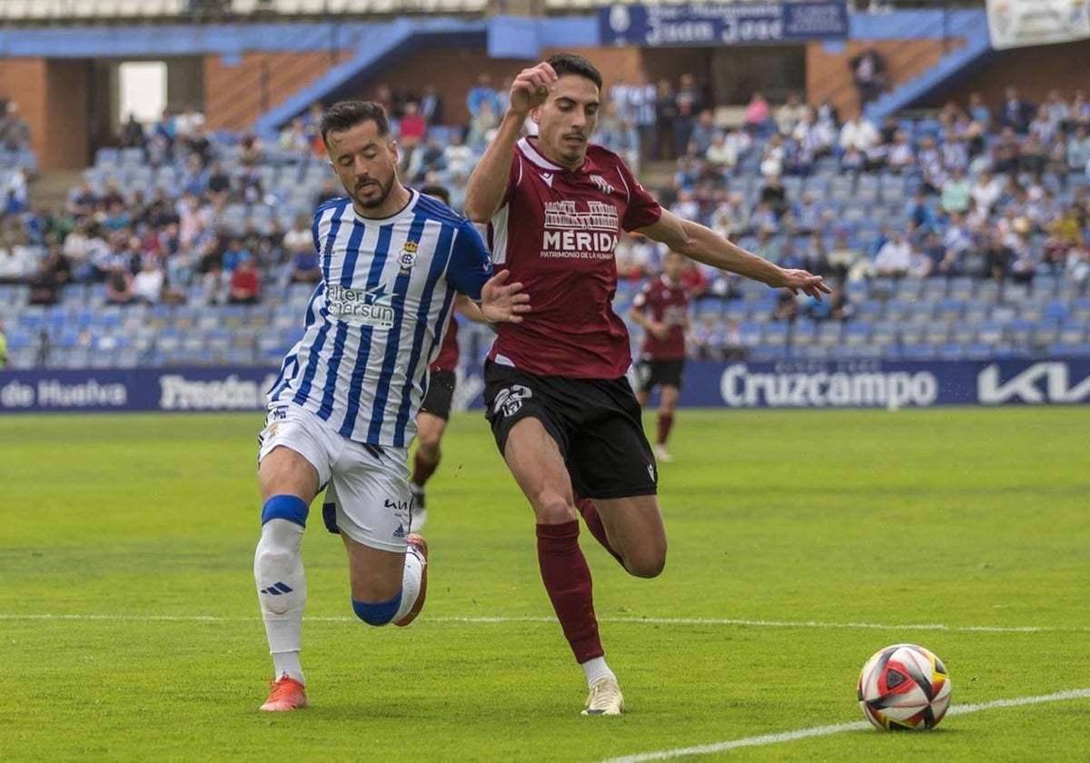 Dani Pinillos en el Recreativo-Mérida de marzo en el Colombino, partido en el que se lesionó