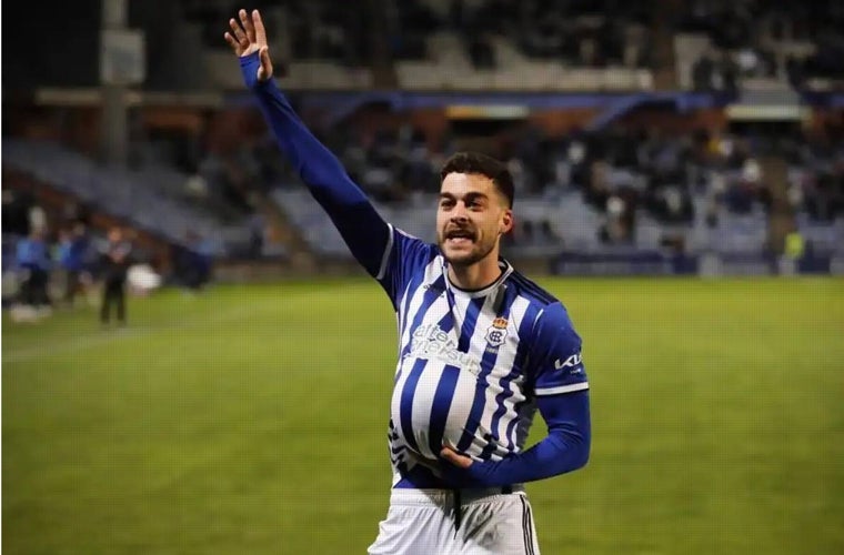 Luis Alcalde celebrando un gol en el Nuevo Colombino