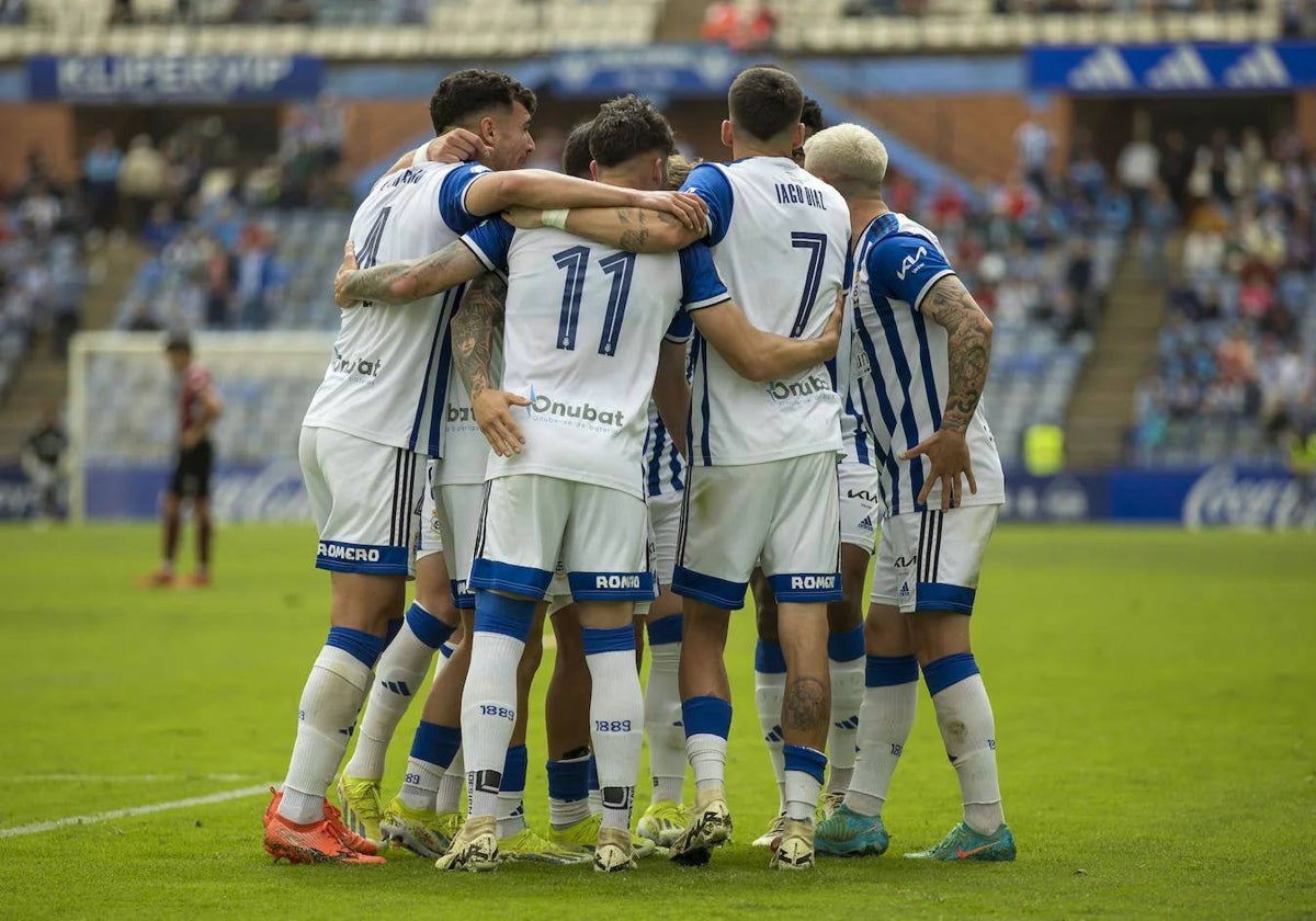 Jugadores del Recreativo forman una piña tras marcar un gol en la temporada 2023-24