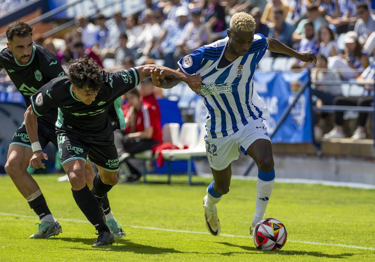 Rahim subiendo la banda durante el Recreativo-Atlético Baleares de la pasada temporada