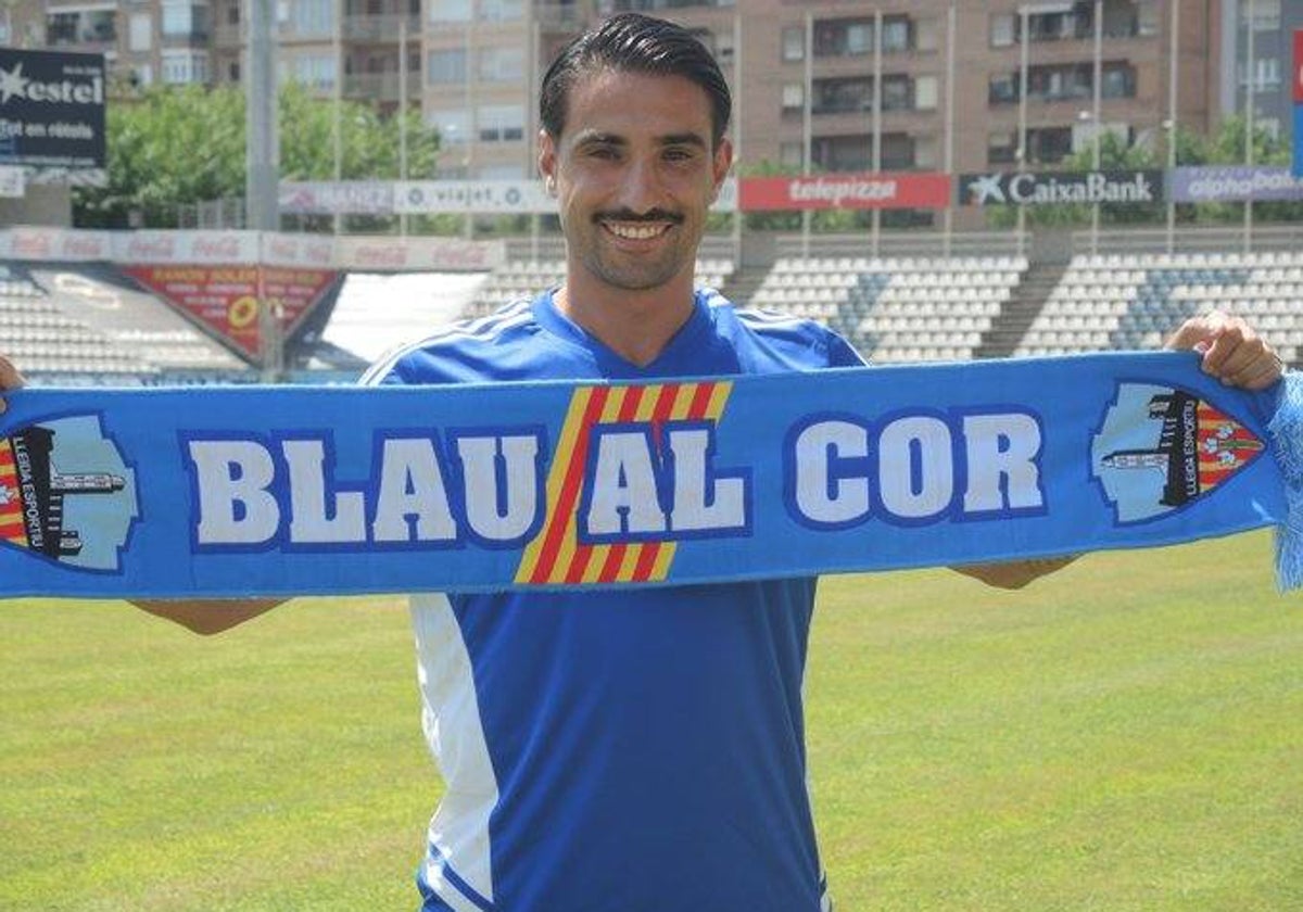 Chuli con una bufanda de su último club, el Lleida Esportiu