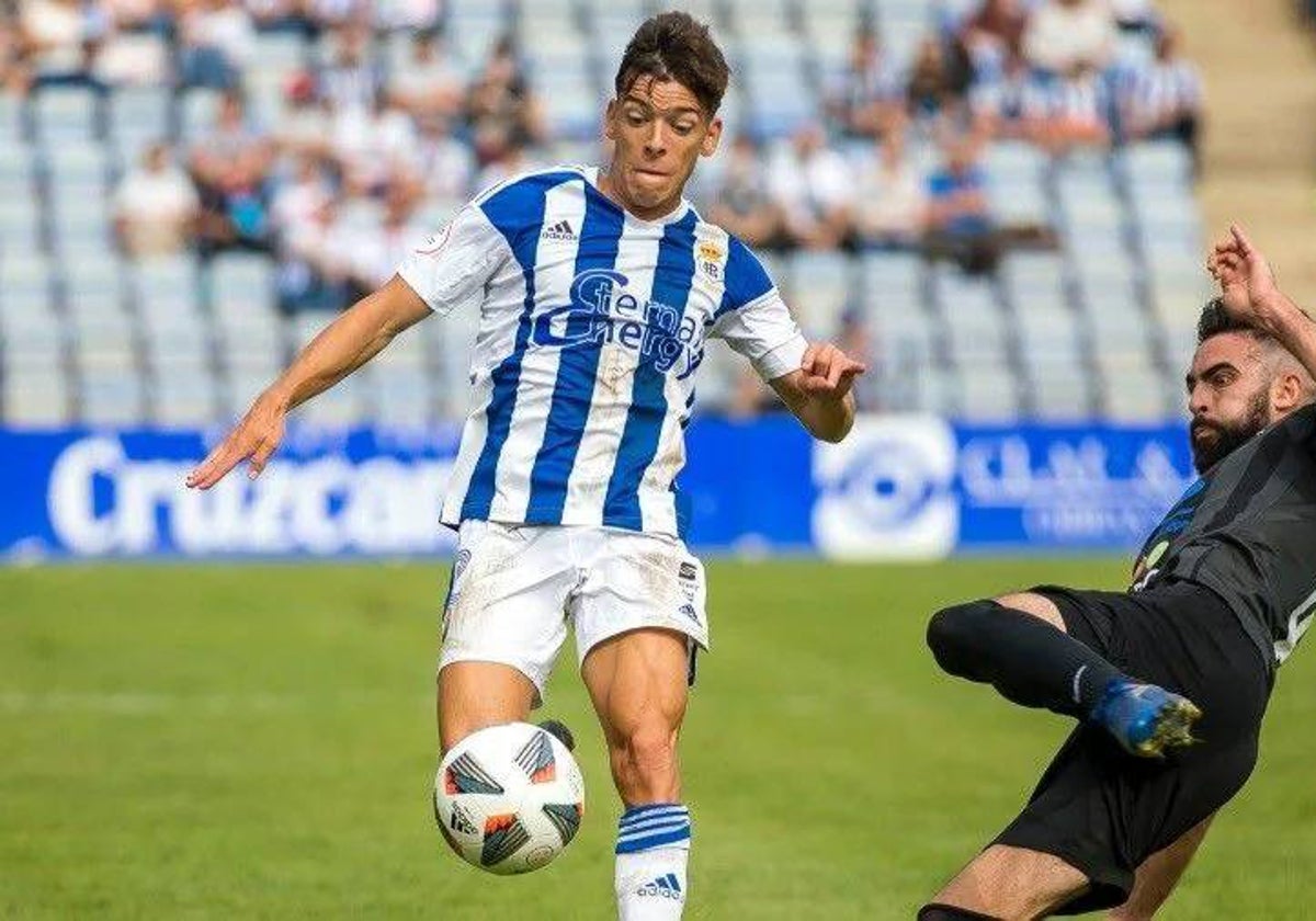 Juanjo Mateo corriendo la banda del Nuevo Colombino en un partido del Recreativo