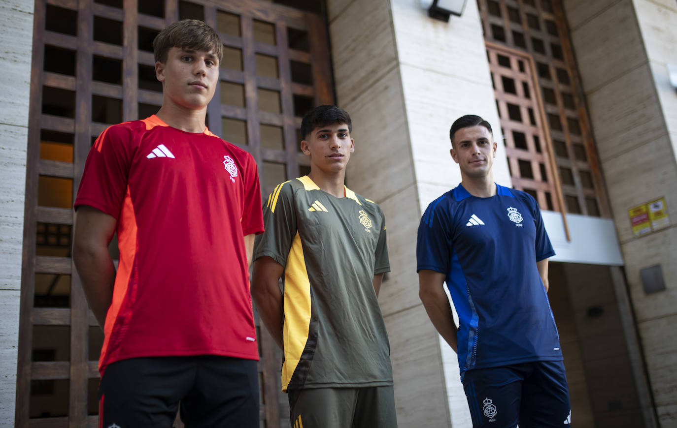 Presentación de las equipaciones: Así lucirá en los partidos y en los entrenamientos el Recreativo 2024/25