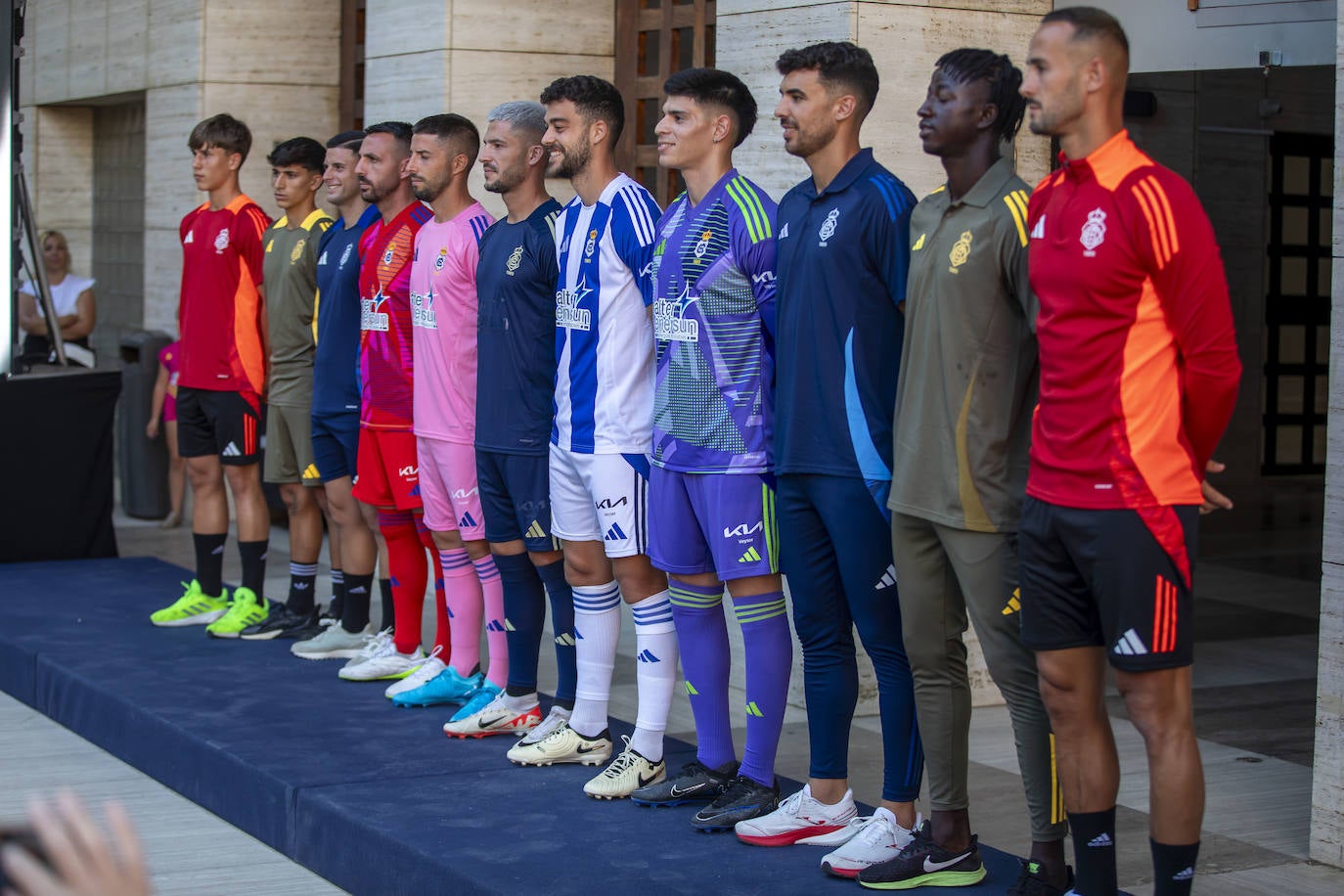 Presentación de las equipaciones: Así lucirá en los partidos y en los entrenamientos el Recreativo 2024/25