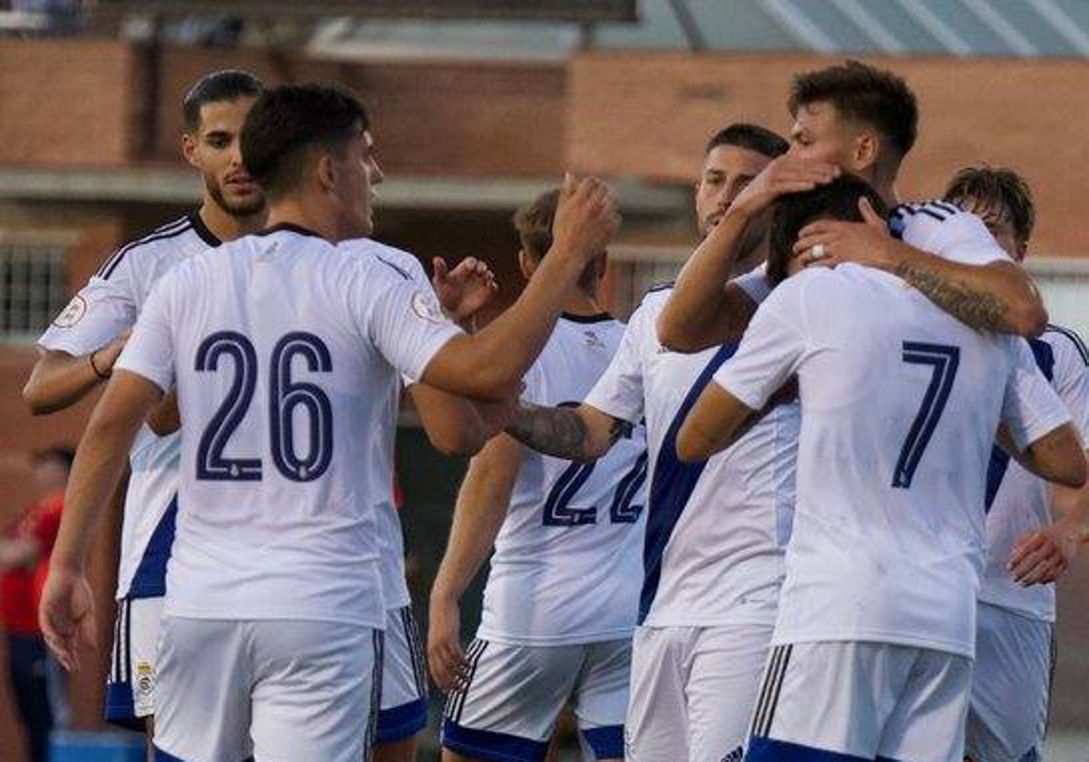 Los jugadores del Decano celebrando el gol anotado por Juan Almeida en Rociana