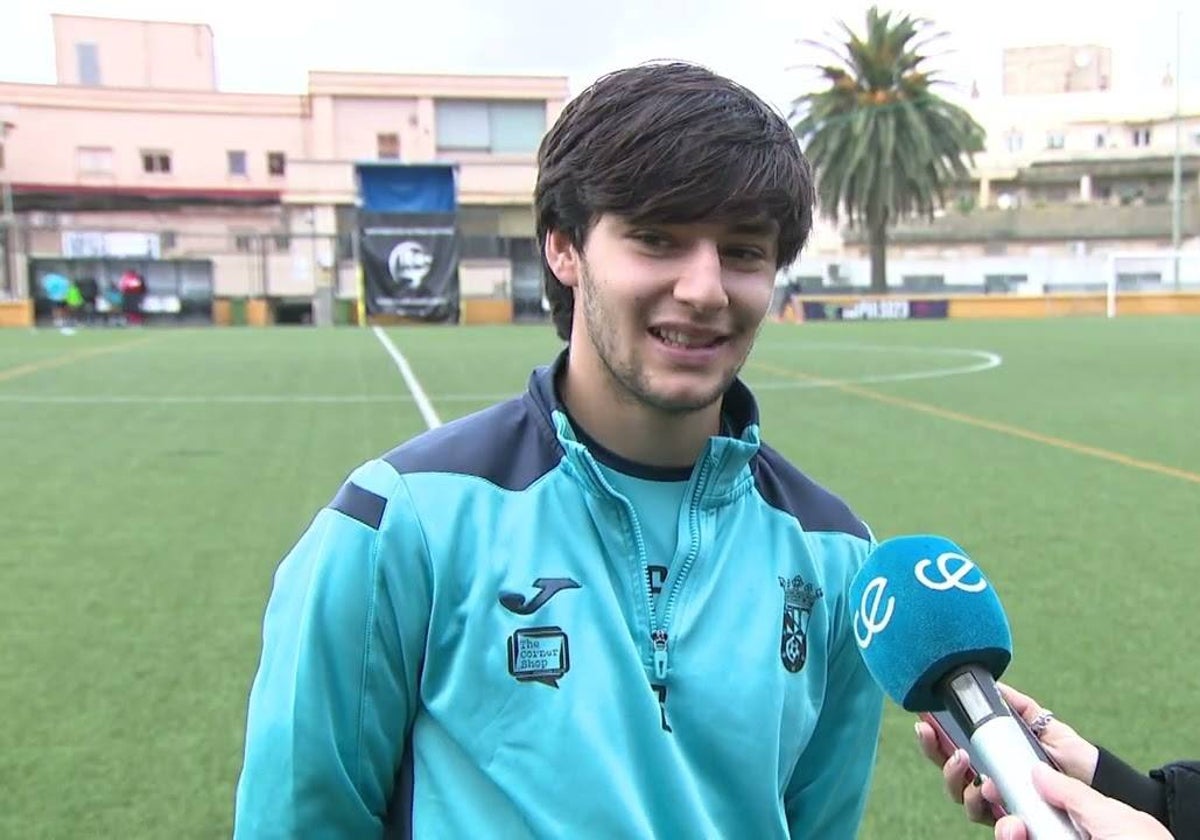 Adri Moyano en una entrevista para la televisión autonómica de Ceuta