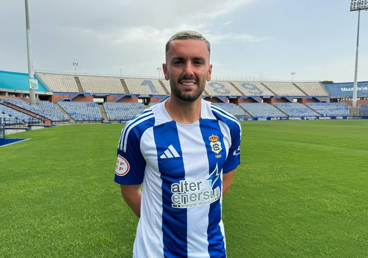 El lateral zurdo Alberto López posando en el césped del Nuevo Colombino