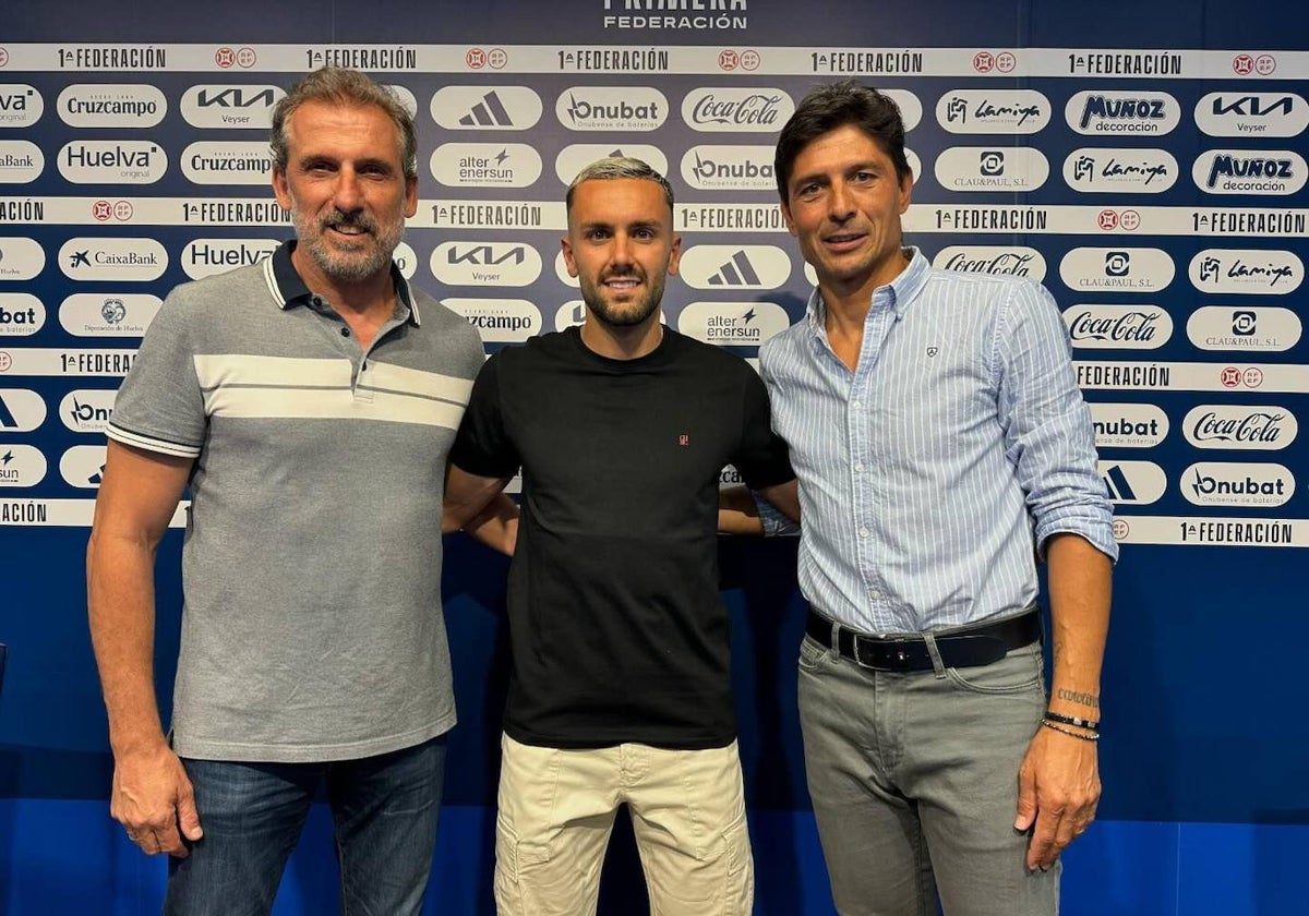 Óscar Arias y Jesús Vázquez durante la presentación de Alberto López esta mañana