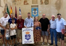 El emocionante momento en el que Rubén Gálvez le pide matrimonio a su novia en plena inauguración de su peña del Recreativo en Aracena