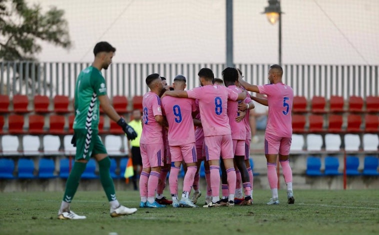 Imagen principal - El Recreativo pone un buen broche a la pretemporada ante el Xerez (2-0)