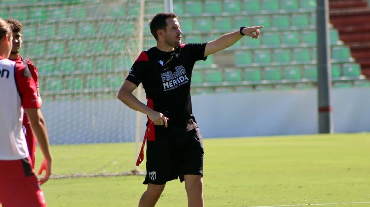 Sergi Guilló dirigiendo un entrenamiento de la plantilla extremeña este verano