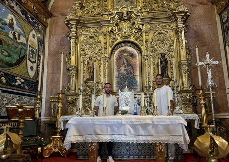 Imagen secundaria 1 - Momentos de la ofrenda floral celebrada esta mañana en el Santuario de la Cinta