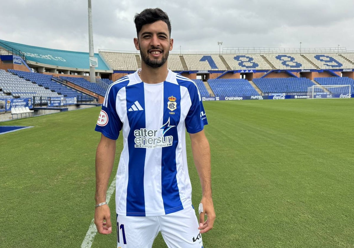 Bekkouche posando con la camiseta del Decano en el Nuevo Colombino