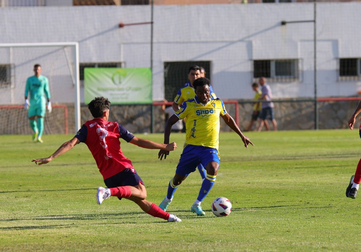 Aristide Nicolas Junior Njalla, en un partido con el filial gaditano