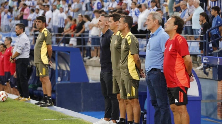 El cuerpo técnico albiazul, durante el minuto de silencio