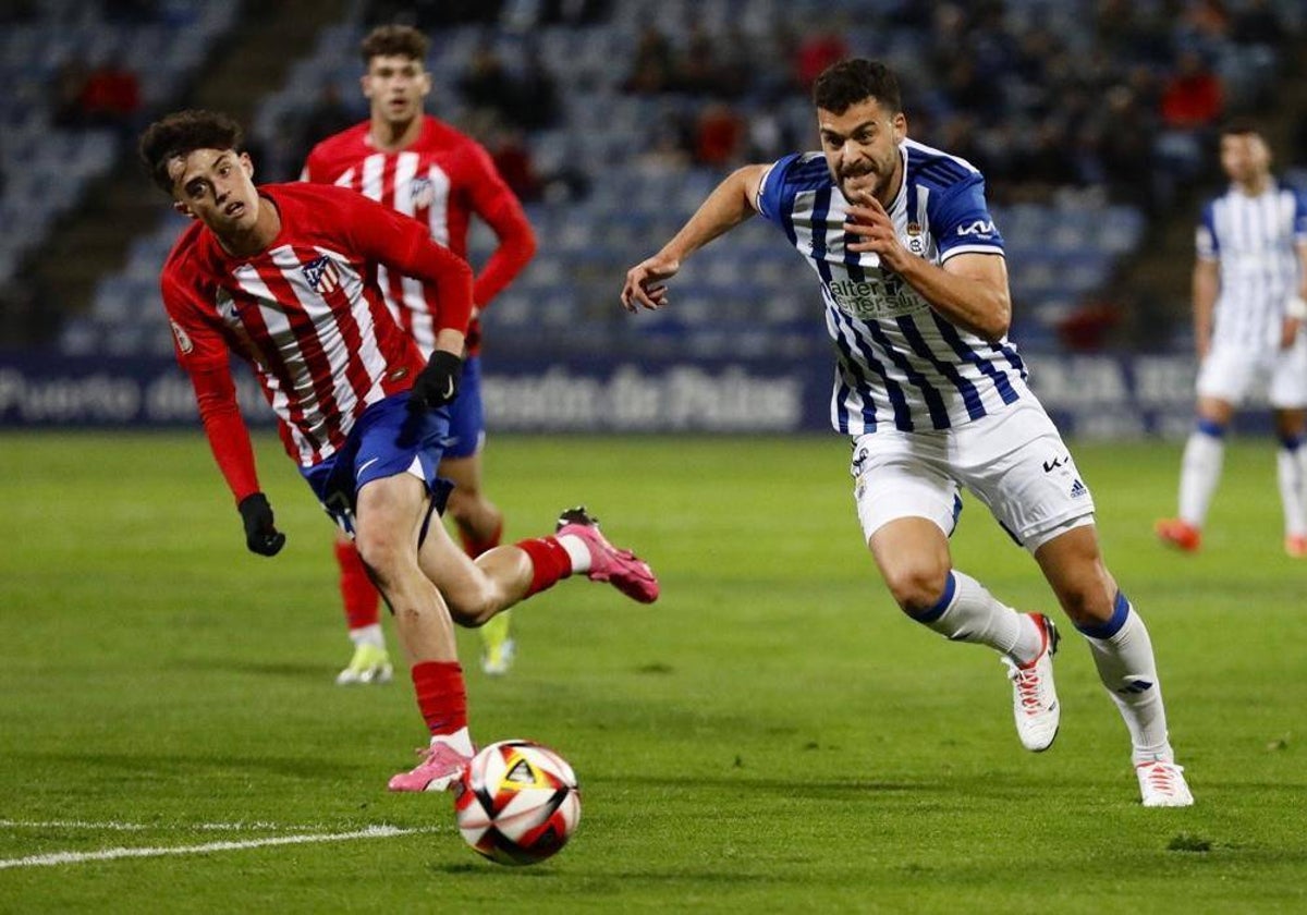 Luis Alcalde presionado por un adversario en el Recreativo-Atlético de Madrid B de la pasada liga