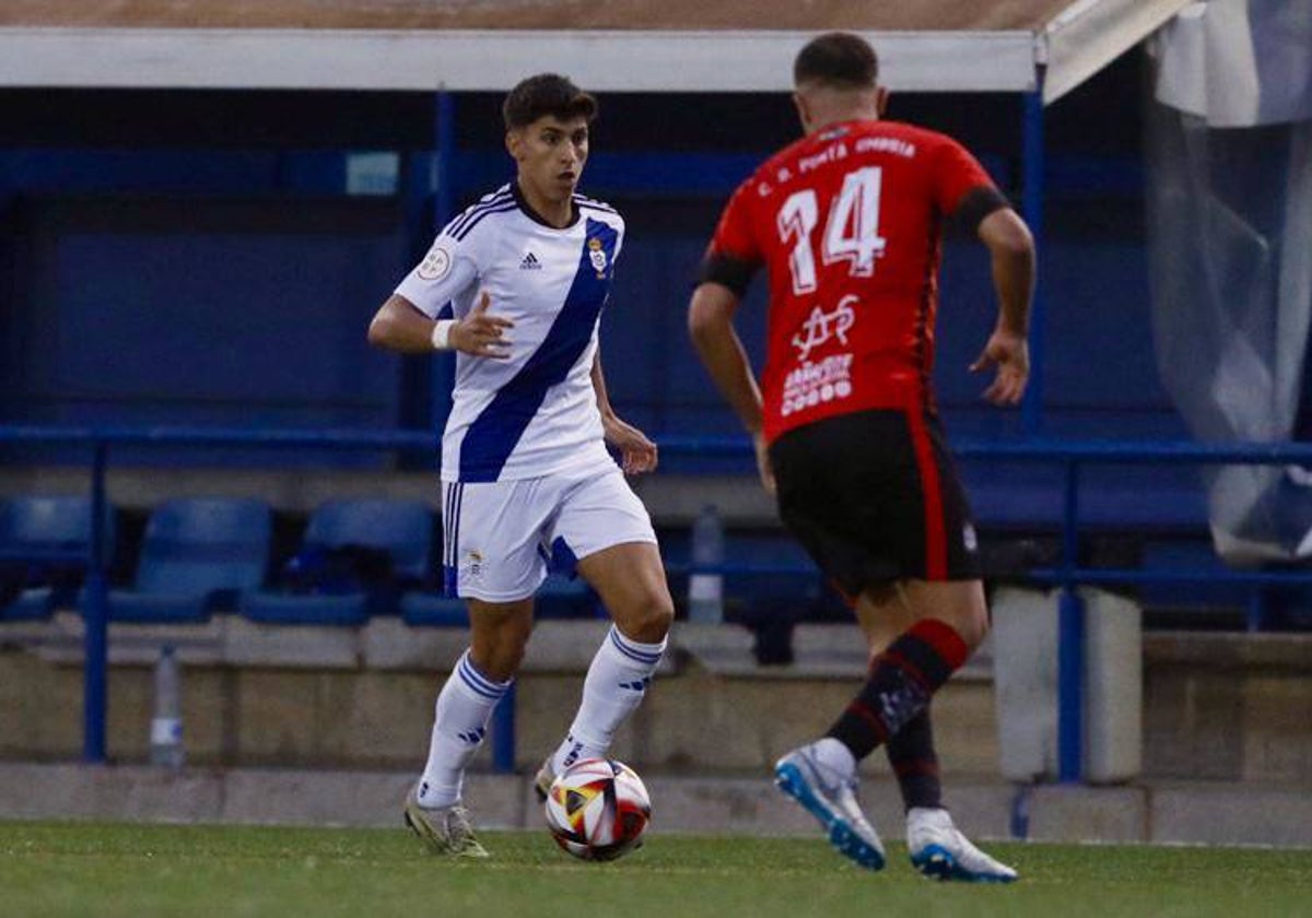 Paolo Romero encarando a un rival durante el amistoso jugado por el Recreativo en Punta Umbría