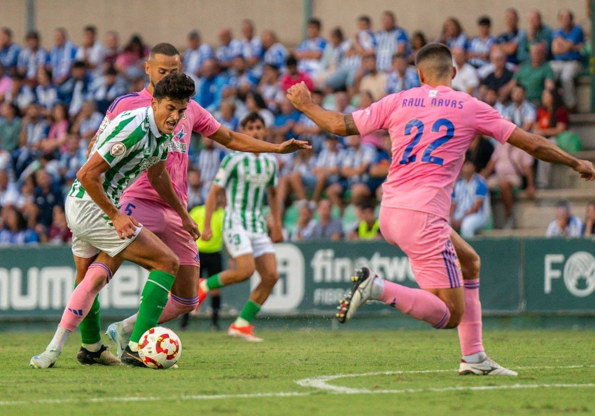 Alejandro Gálvez y Raúl Navas presionando a un rival en el Betis Deportivo-Recreativo