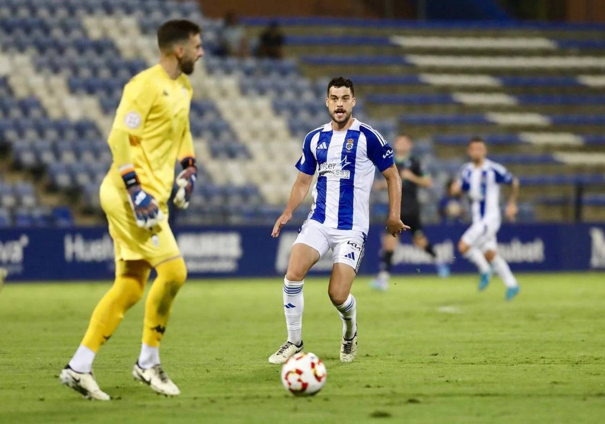 Luis Alcalde es uno de los futbolistas del Recre que debe dar un paso adelante en el inicio de liga