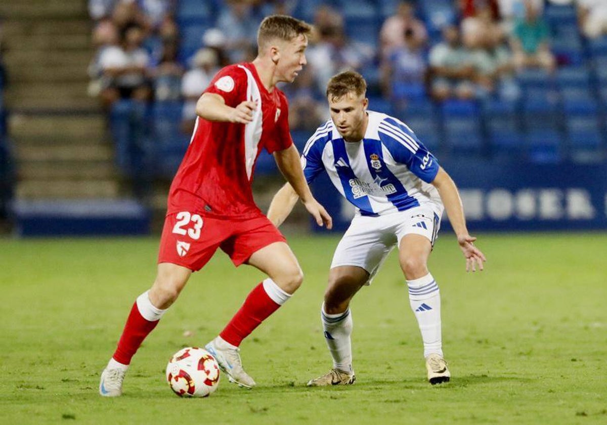 Dani Perejón observa a un contrario durante el Recreativo-Sevilla Atlético de esta temporada