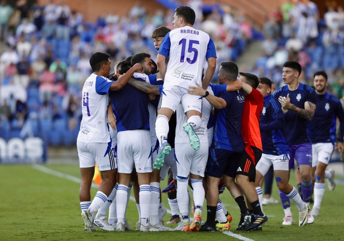 Los jugadores del Recreativo celebraron junto a Abel Gómez el gol que le hicieron al Fuenlabrada