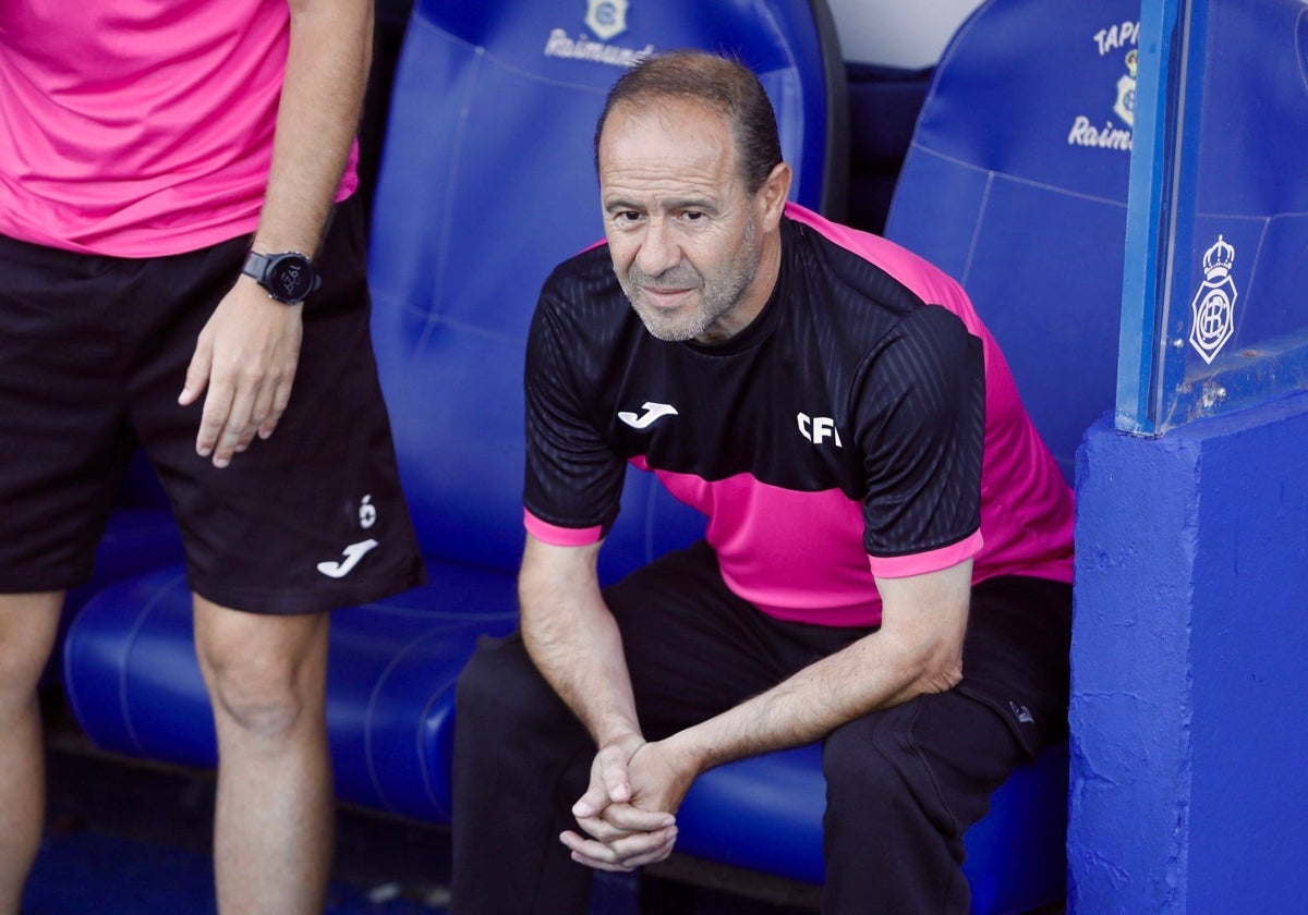 Alfredo Sánchez, entrenador del Fuenlabrada, en su banquillo en el Nuevo Colombino