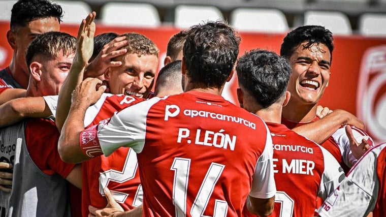 Los jugadores del Murcia celebrando un gol en su triunfo del pasado domingo contra el Alcorcón en casa