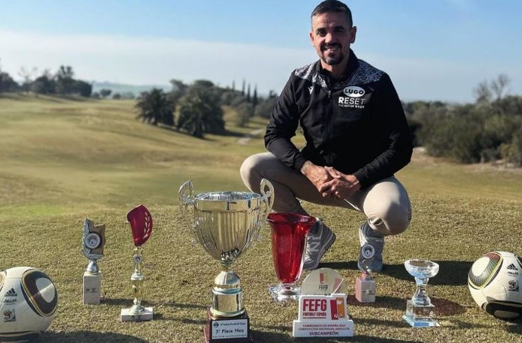 Carlos Calvo con varios de los trofeos que ha conquistado jugando al footgolf