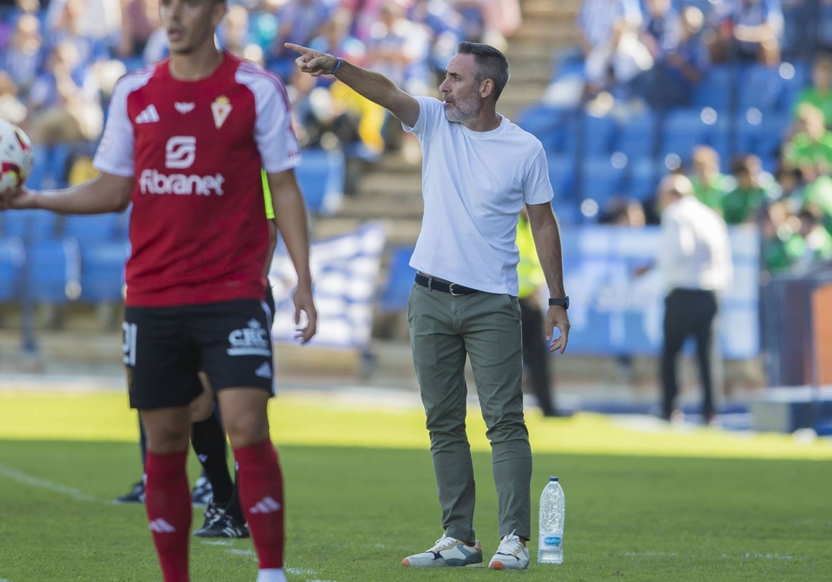 Abel Gómez da instrucciones a los jugadores durante el partido ante el Real Murcia