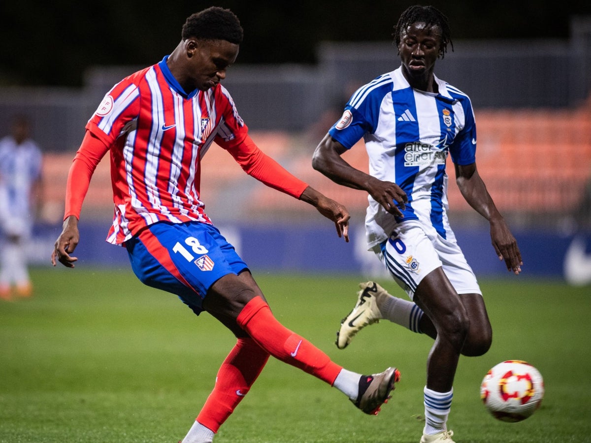 Keita, que fue titular en el Atlético de Madrid B-Recreativo, presionando al rojiblanco Diallo