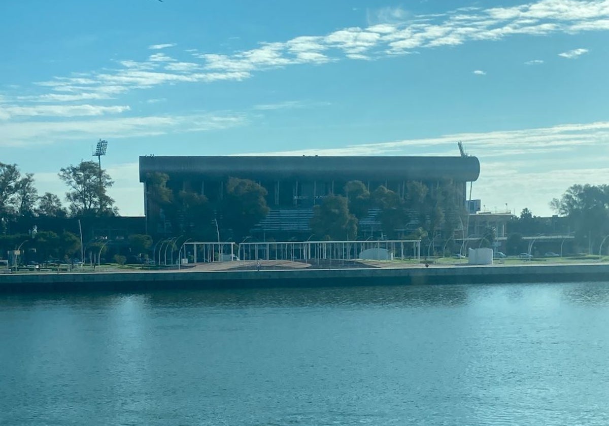 El estadio Nuevo Colombino, visto desde la ría de Huelva