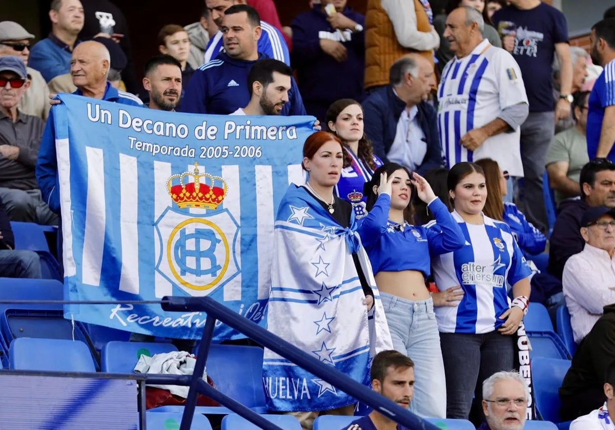 Aficionados del Recreativo en la grada durante el partido del pasado domingo contra el Alcorcón