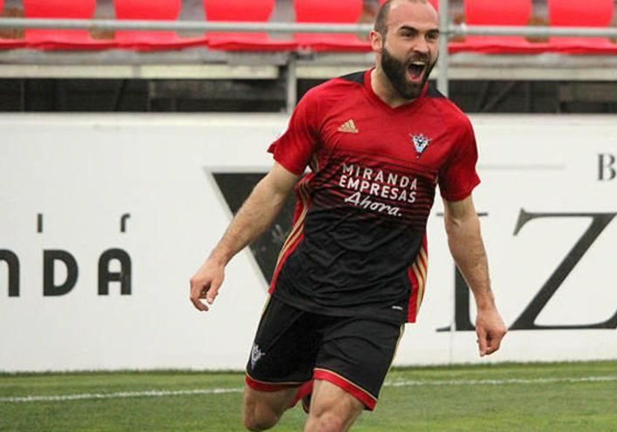 París Adot celebrando un gol con el Mirandés en la temporada 2018/19