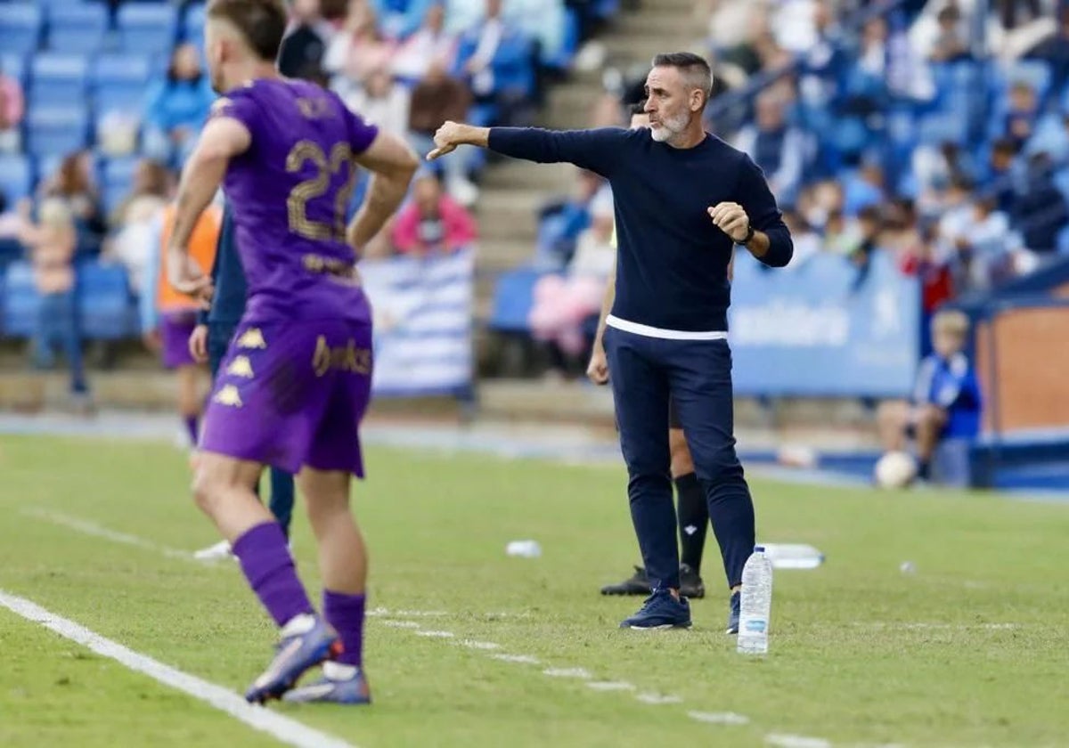 Abel Gómez dando instrucciones desde la banda durante el Recreativo-Alcorcón en el Colombino