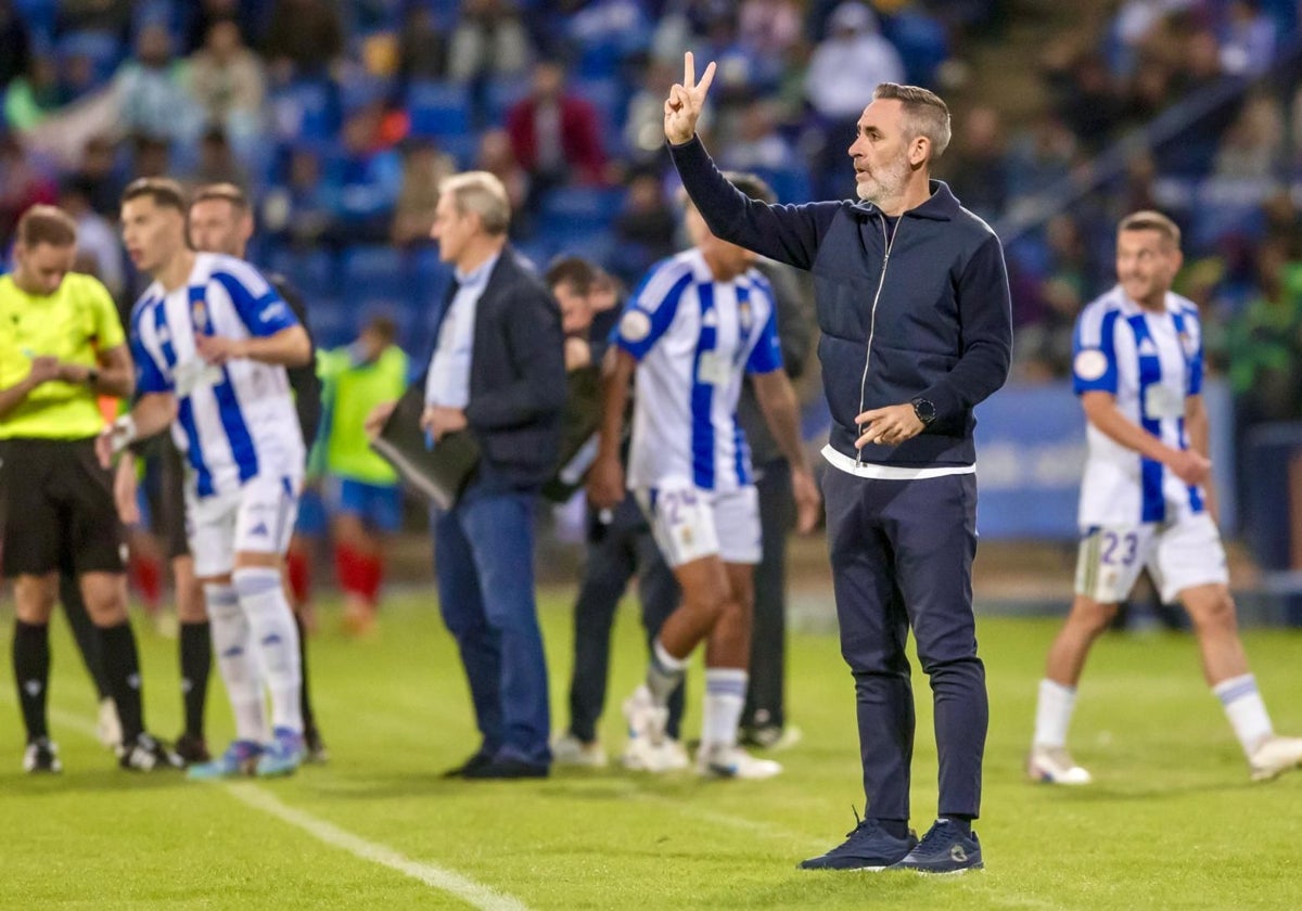 Abel Gómez, dando instrucciones a sus jugadores