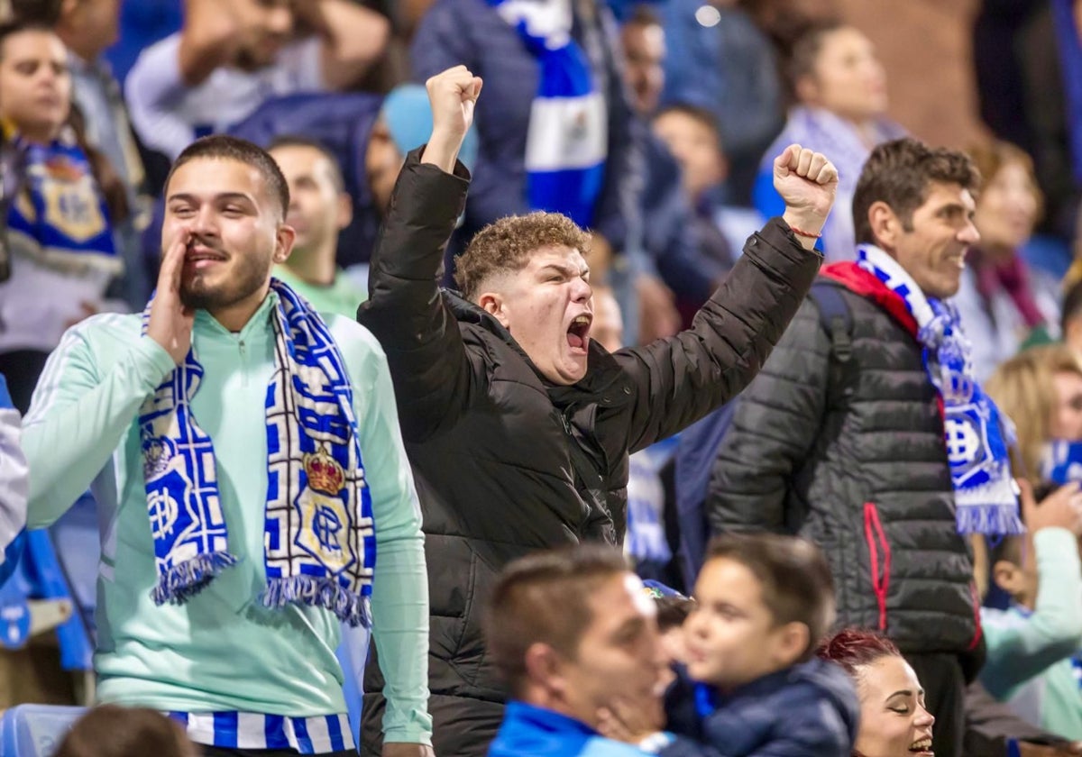 Un aficionado celebra con rabia la victoria del Recreativo ante el Algeciras (3-2)