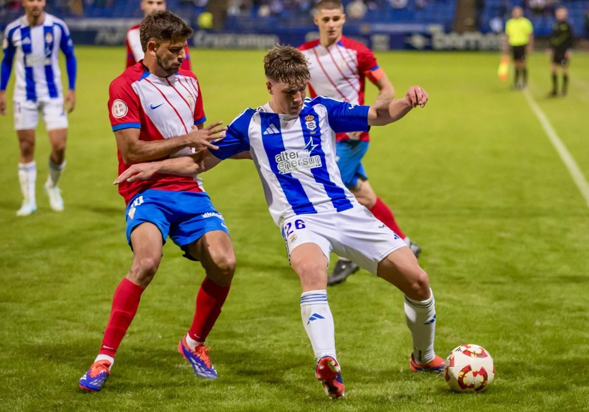 Davinchi aguanta el balón ante un rival