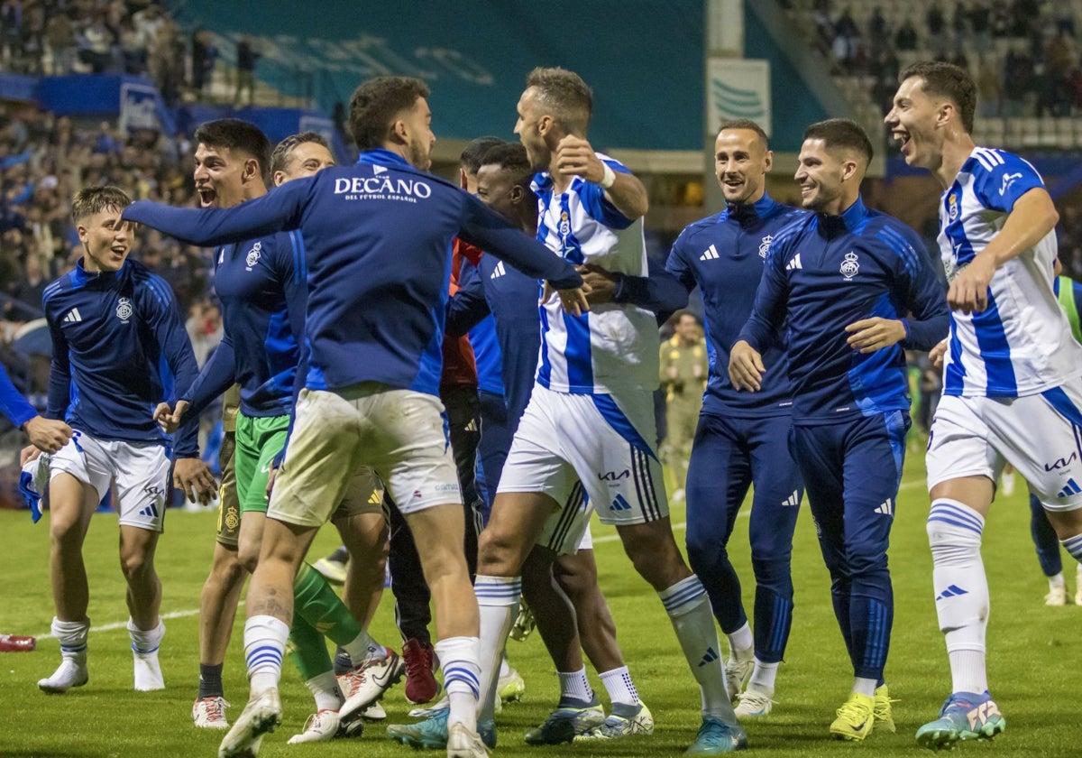 Alegría entre los jugadores albiazules tras derrotar al Hércules con remontada